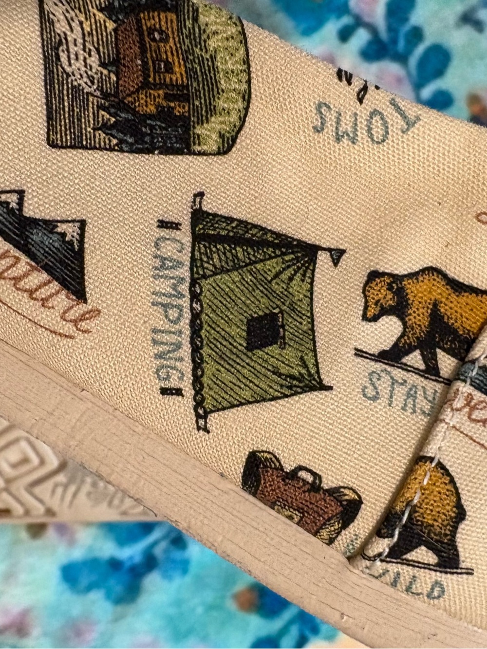 Toms adventure slip on shoe womens size 12 cool print in earth colors almost new